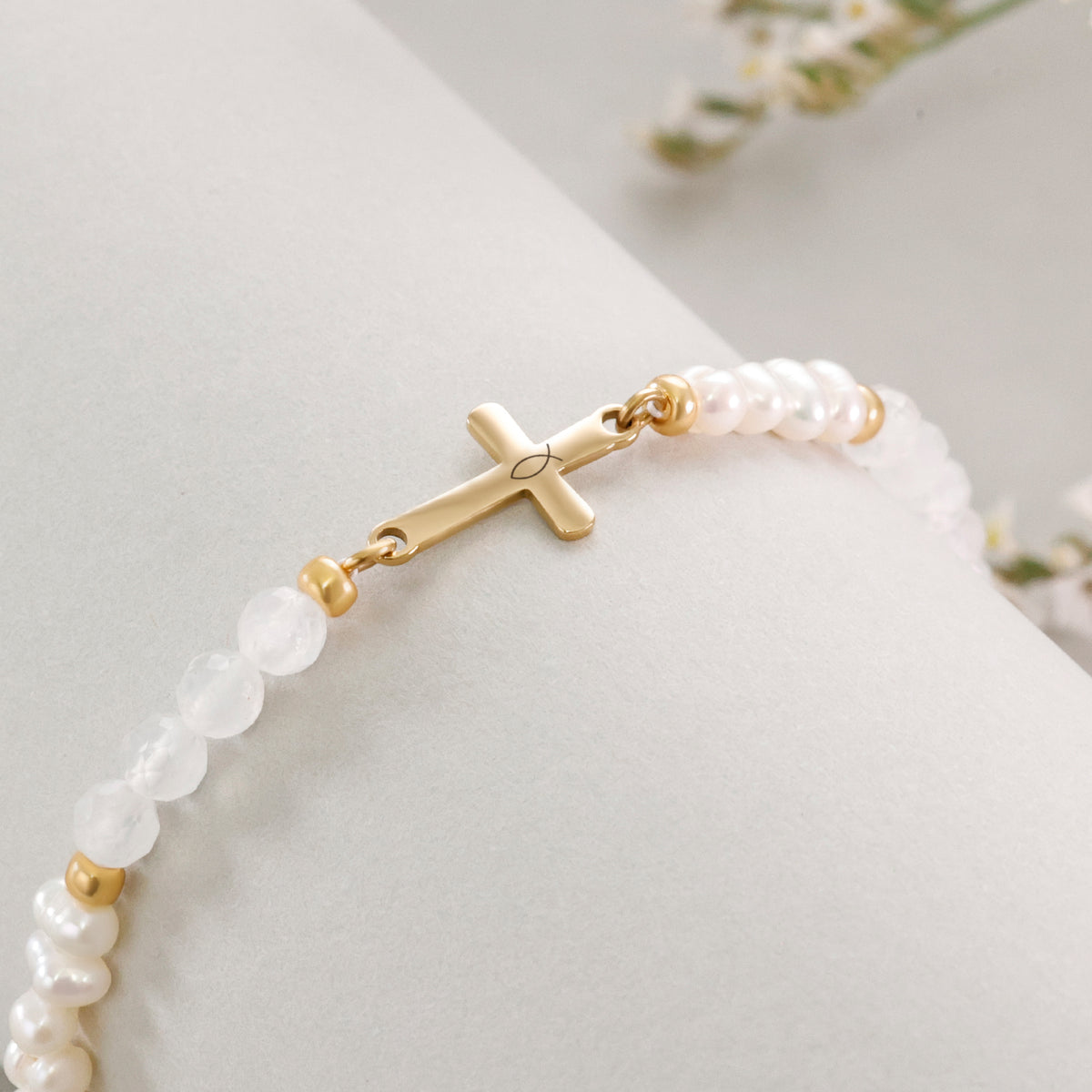 Mondstein & Süßwasserperlen-Armband mit Kreuz zur Kommunion – Kreuzanhänger mit Fischsymbol im Detail