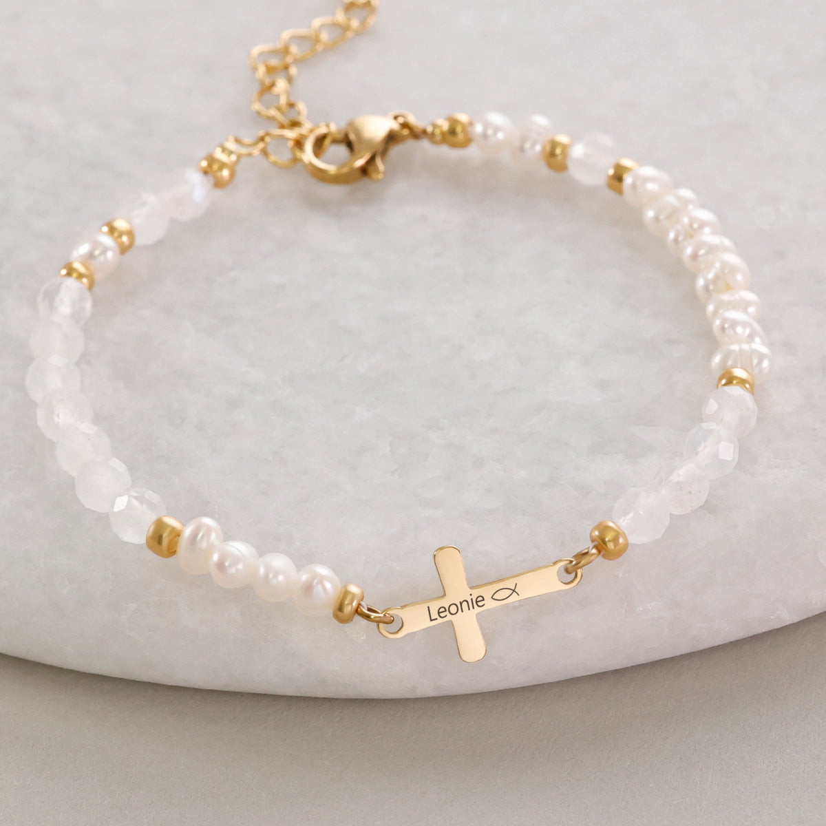 Mondstein & Süßwasserperlen-Armband mit Kreuz zur Kommunion – Kreuzanhänger mit Namen und Fischsymbol graviert