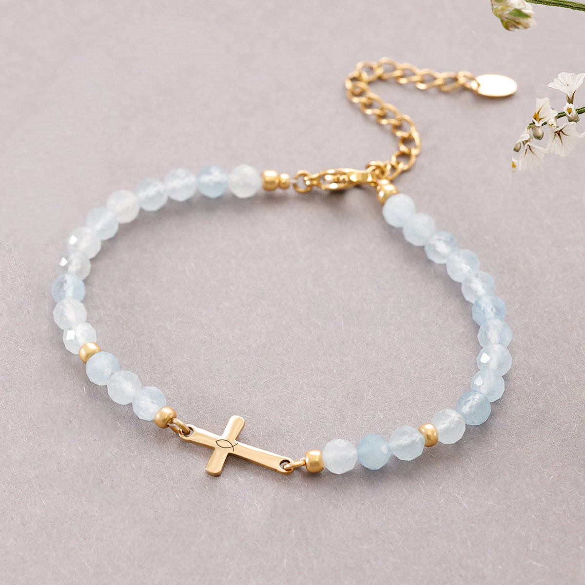 Aquamarin Kreuz Armband zur Kommunion – hellblaue Perlen mit goldenem Kreuzanhänger und Fischsymbol