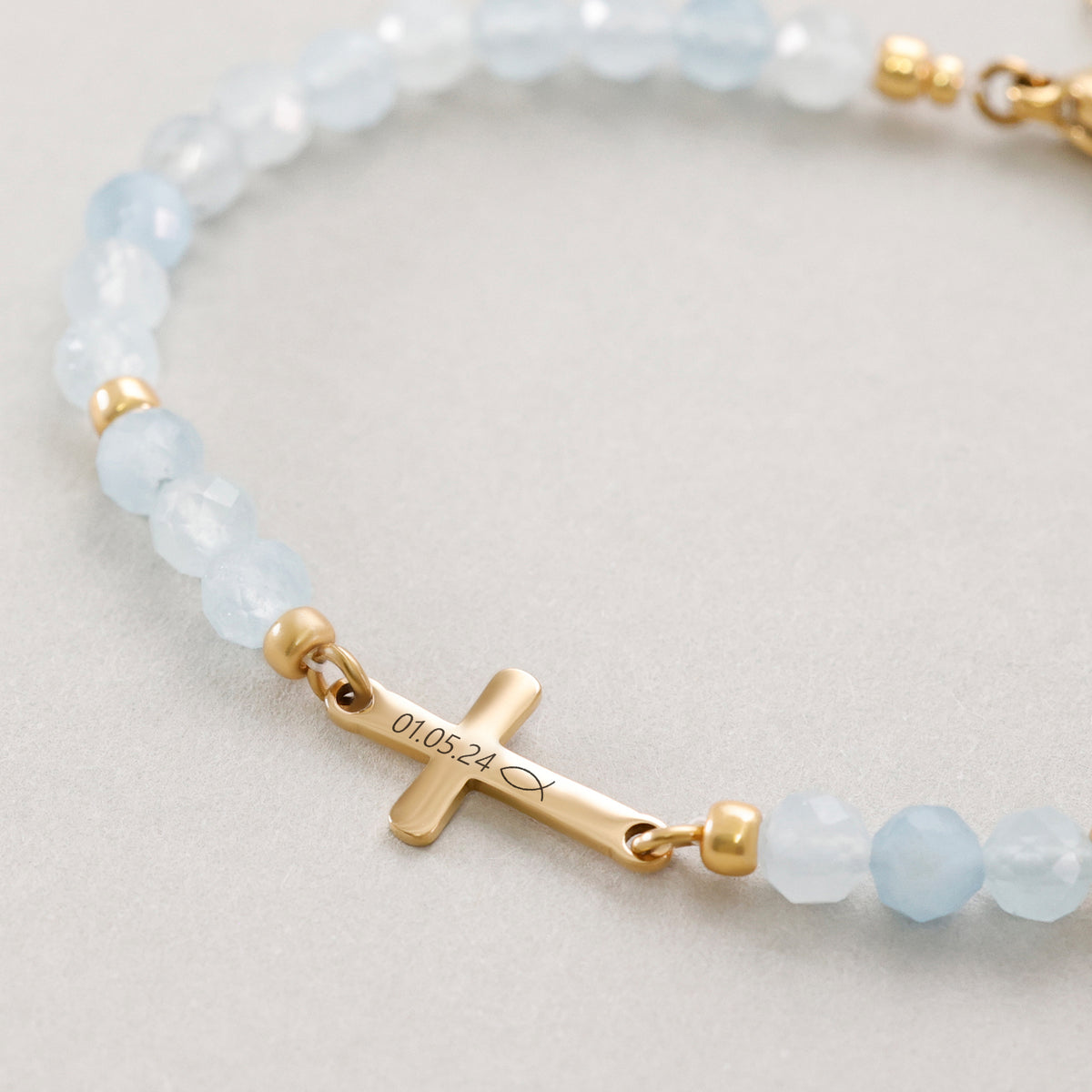 Aquamarin Kreuz Armband zur Konfirmation – Kreuzanhänger mit graviertem Datum und Fischsymbol