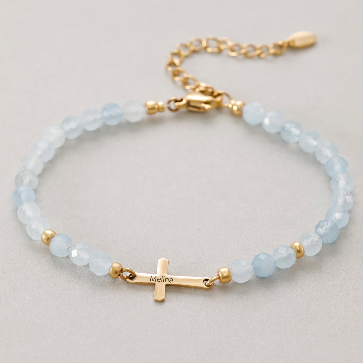 Aquamarin Kreuz Armband zur Konfirmation – Armband mit graviertem Namen 'Melina' am Kreuzanhänger