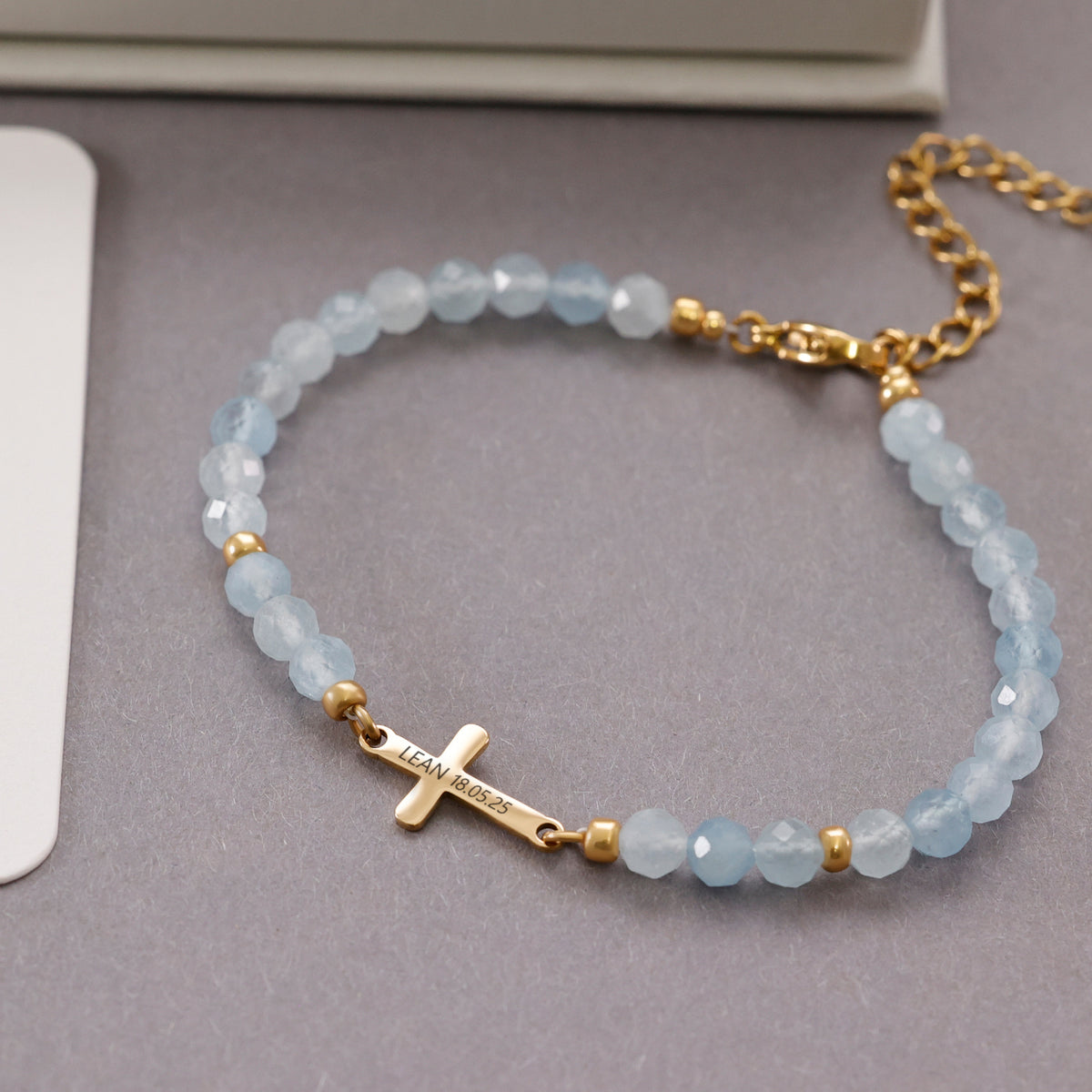 Aquamarin Kreuz Armband zur Konfirmation – Kreuzanhänger mit graviertem Namen und Datum