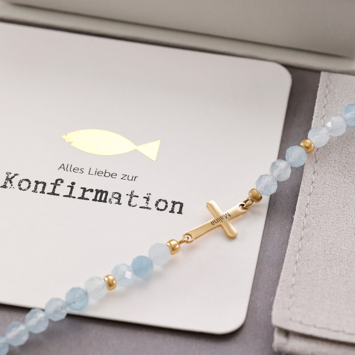 Aquamarin Kreuz Armband zur Konfirmation – Kreuzanhänger mit graviertem Namen auf Konfirmationskarte