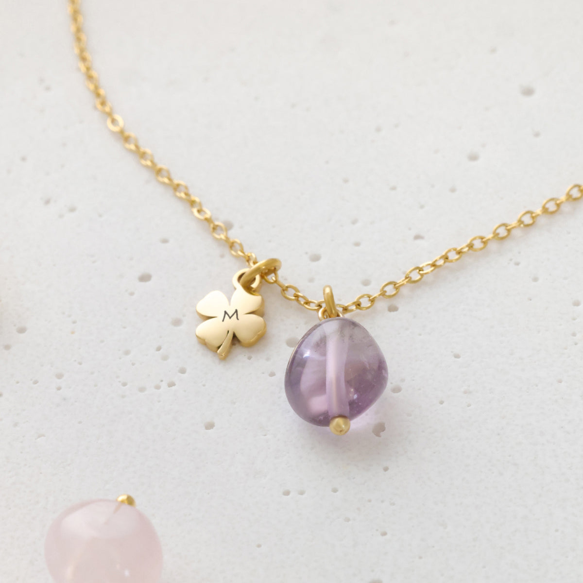 Glücksstein-Kette mit gravierbarem Kleeblatt – Kleeblatt-Anhänger mit Initiale M und violettem Stein in Nahaufnahme