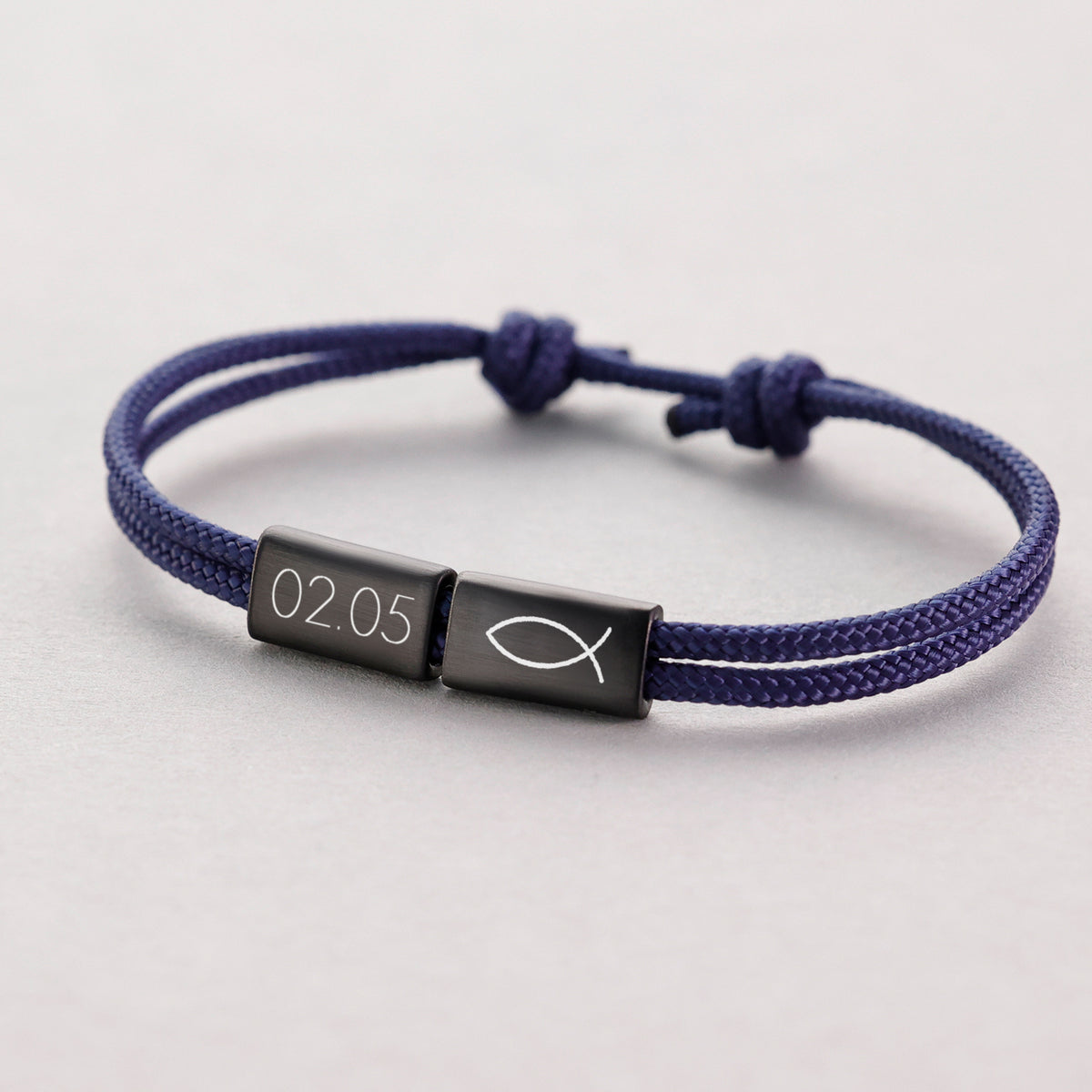 Segeltau Armband mit Gravur in Blau, Plättchen mit Datum und Fisch-Symbol