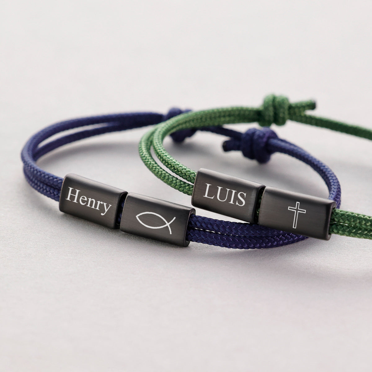 Zwei Segeltau Armbänder mit Gravur in Blau und Grün, Plättchen mit Namen, Fisch- und Kreuz-Symbol