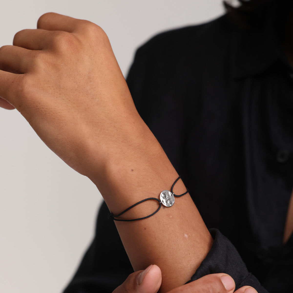 Video: Nylon Armband mit Hammerschlagplättchen Herren Armband