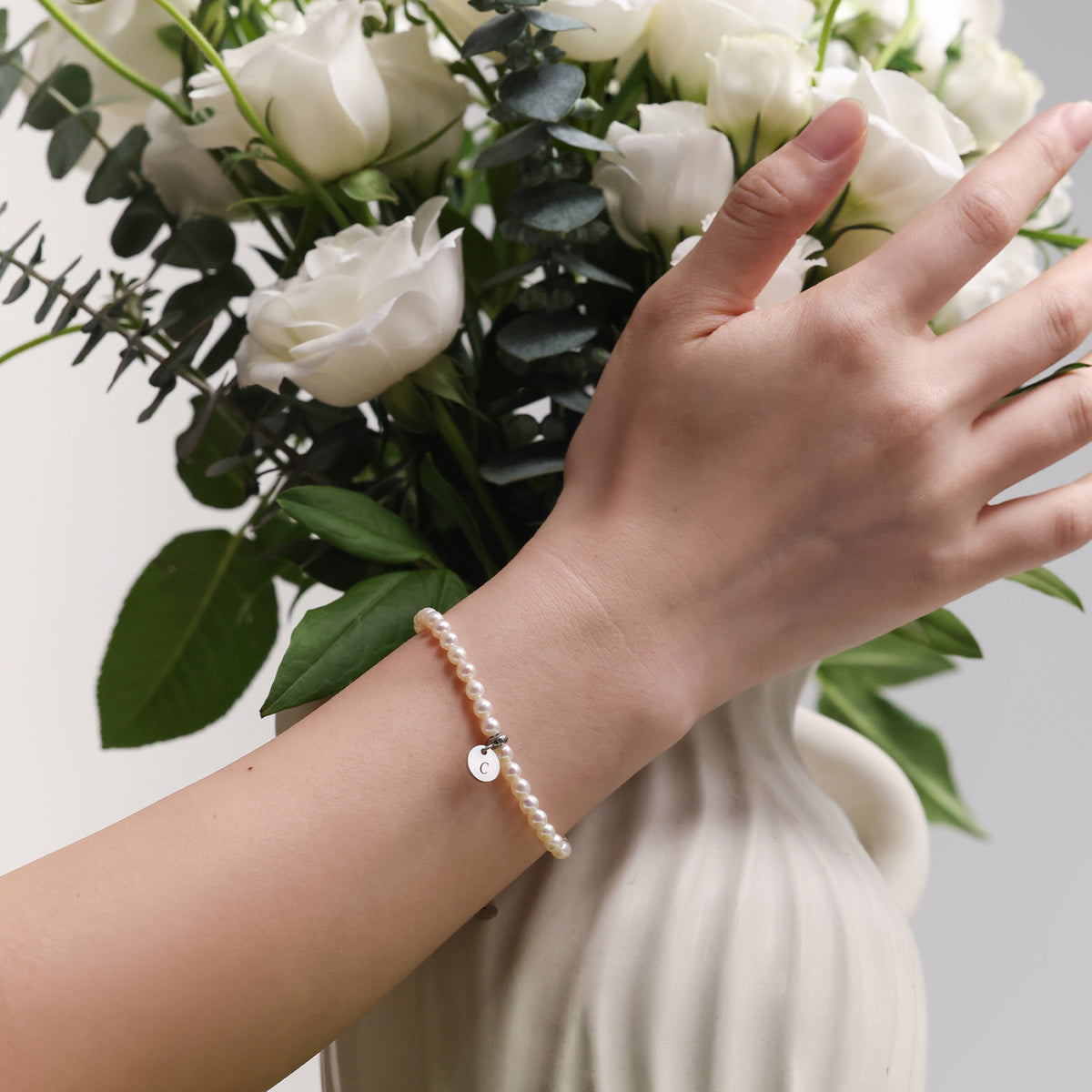 Video: Perlenarmband aus Süßwasserperlen mit rundem Plättchen Damen Armband