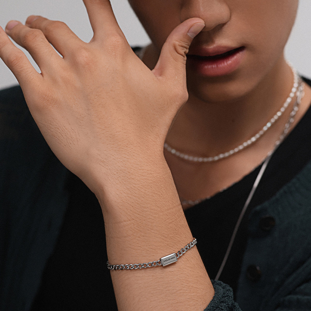 Video: Herren Cuban Armband mit gravierbarer Perle – Edelstahl Herren Armband