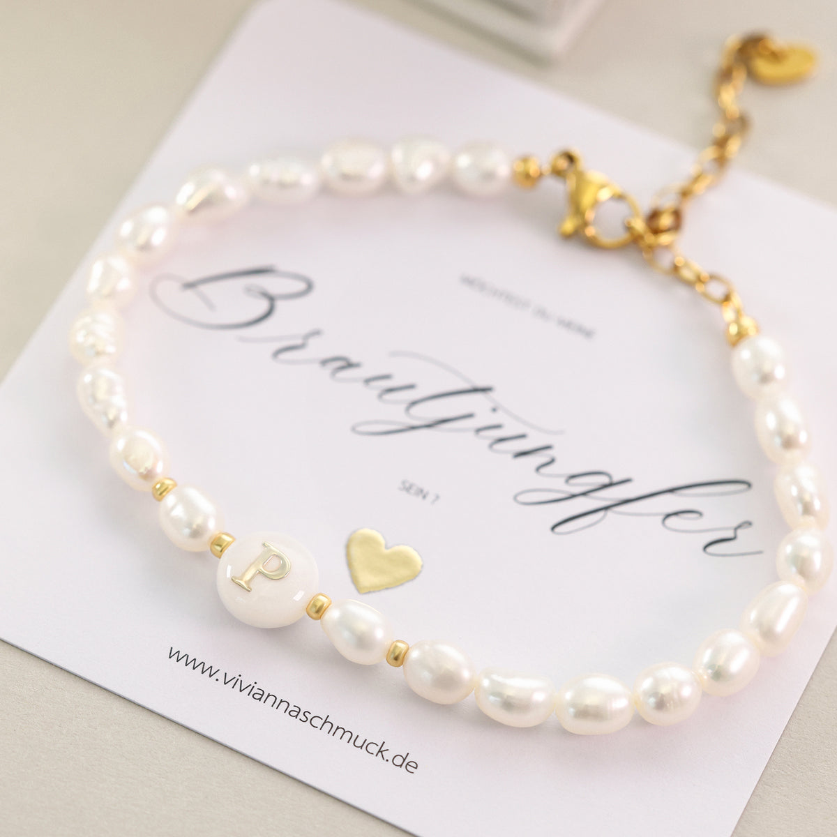 Süßwasserperlen Armband mit Perlmutt-Initiale und goldenem Herzanhänger auf Brautjungfer-Karte