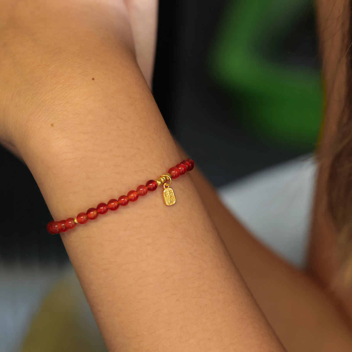 Frau trägt Karneol Armband mit „福“-Anhänger am Handgelenk