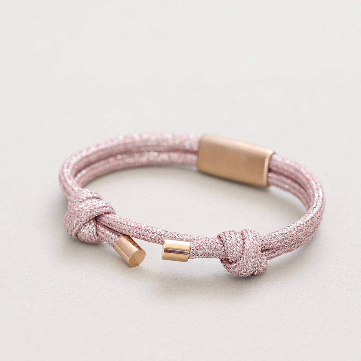 Glitzerndes Segeltau-Armband mit persönlicher Gravur in Rosa – Verschluss mit Roségold-Zylindern im Detail